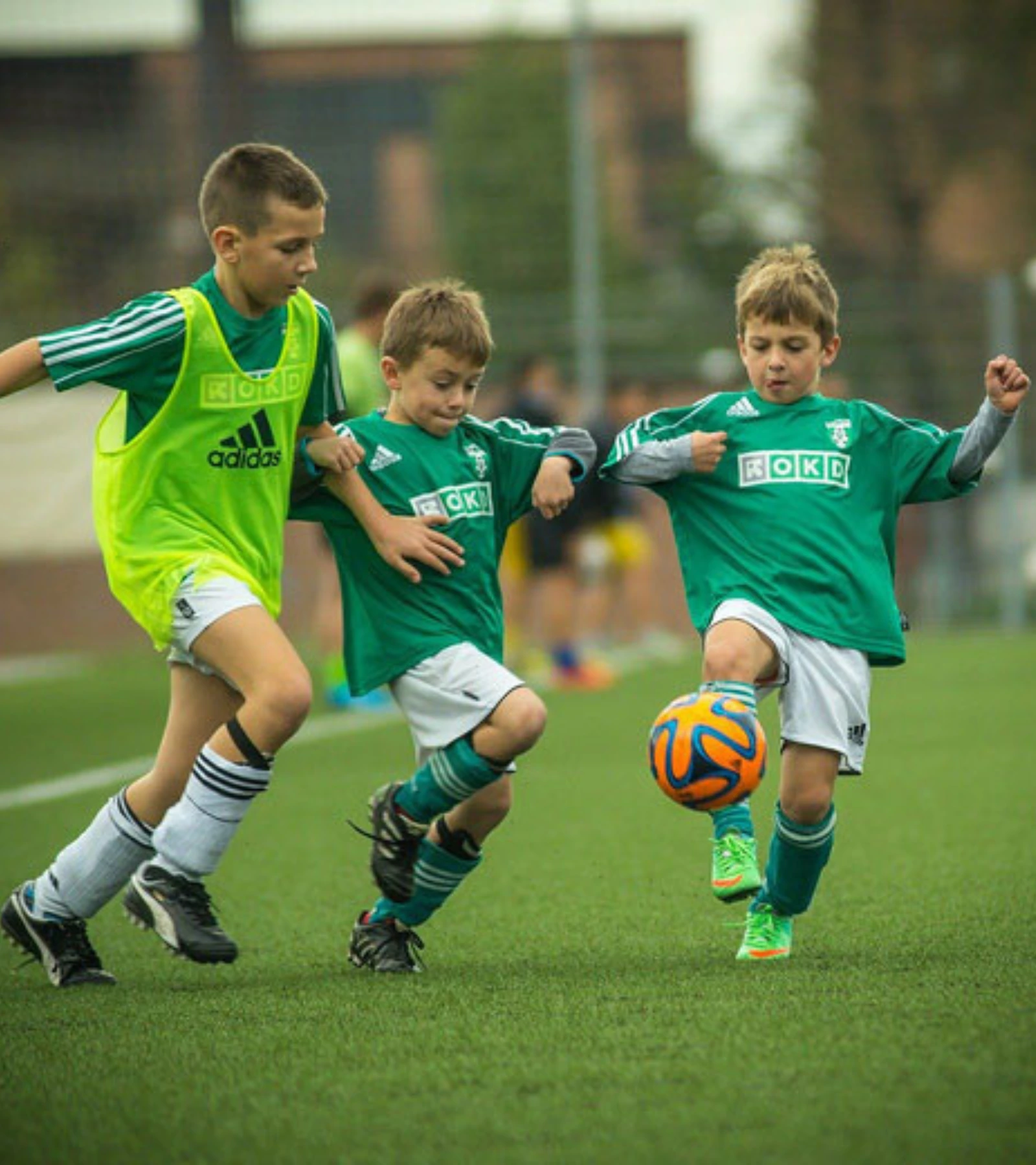 Foto van drie jeugdspelers op voetbal scouting event van Voetbal Totaal.